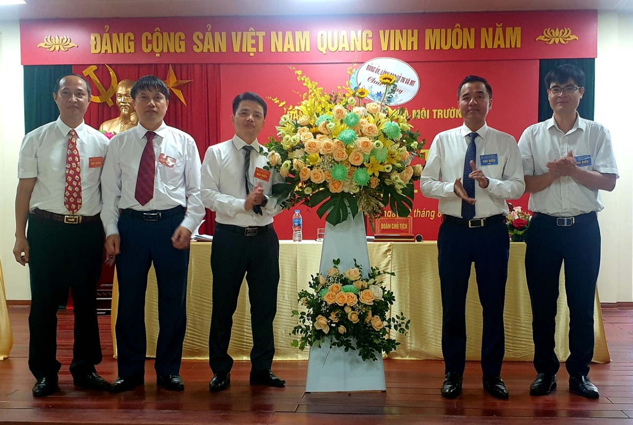 Ban thường vụ Đảng ủy, Lãnh đạo Sở tặng hoa chúc mừng Đại hội